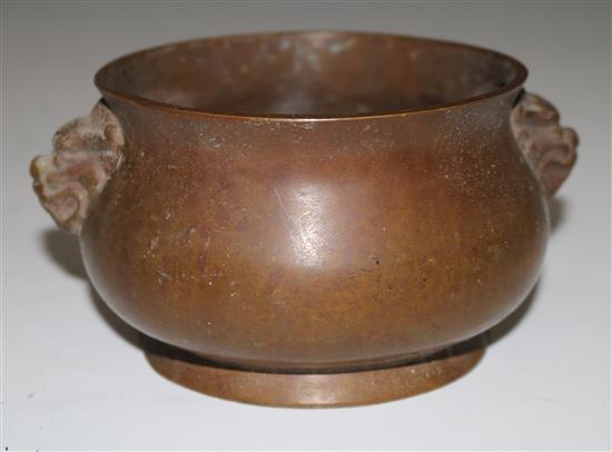 A Chinese bronze censer, diameter 16cms